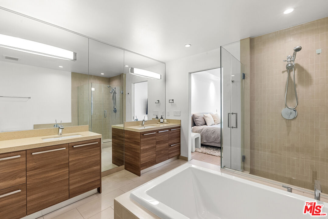 855 Croft Ave Unit: 301