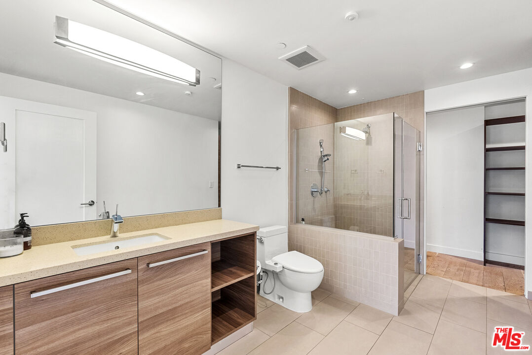 855 Croft Ave Unit: 301