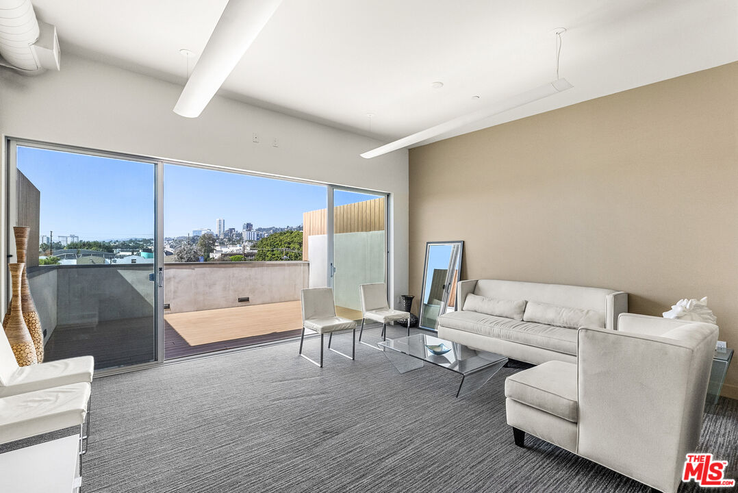 855 Croft Ave Unit: 301