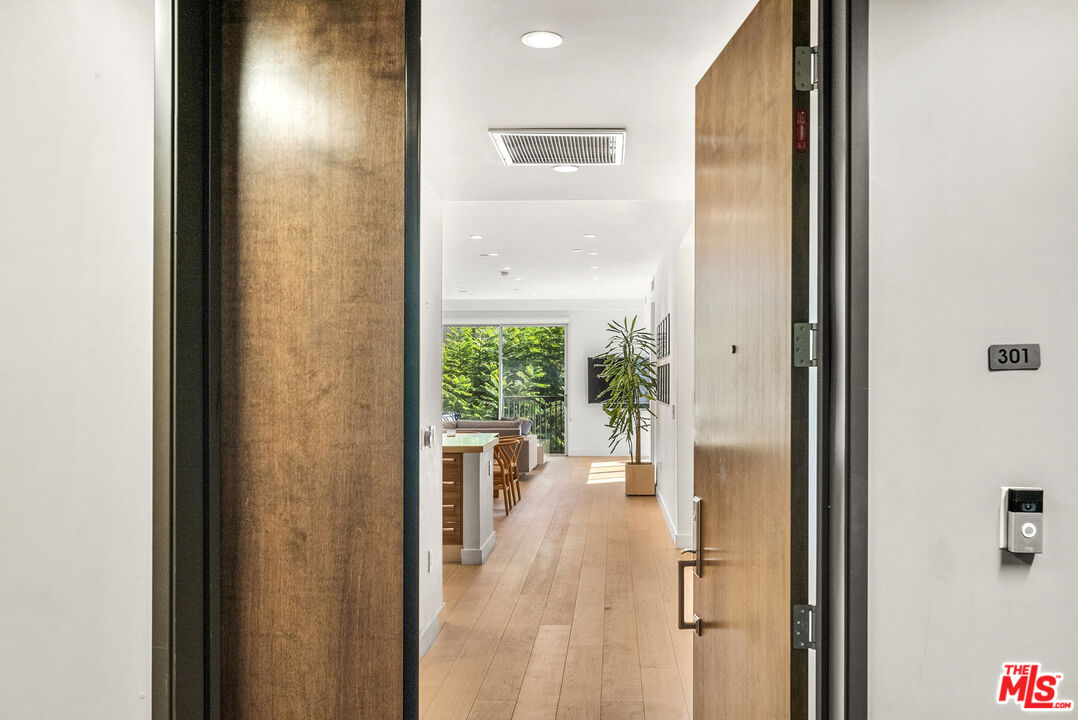 855 Croft Ave Unit: 301