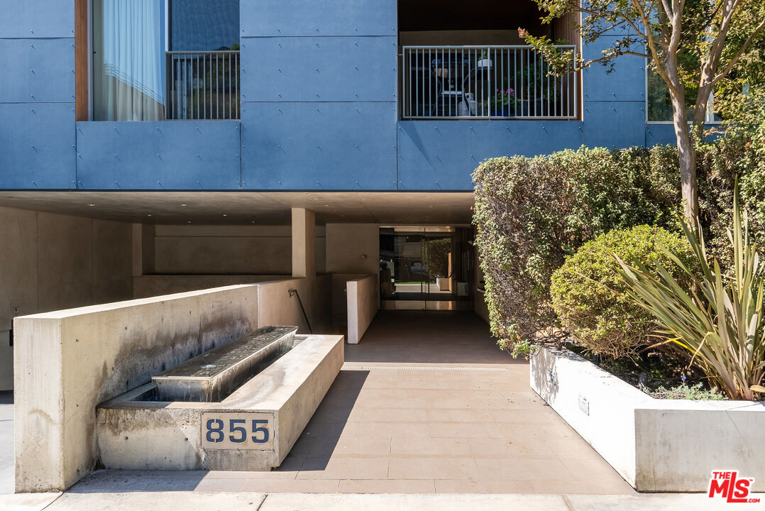 855 Croft Ave Unit: 301