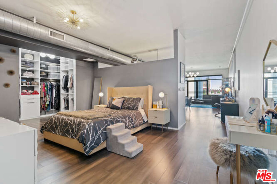 1111 S Grand Ave Unit: 716