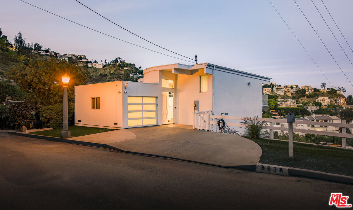 8638 Hollywood Blvd