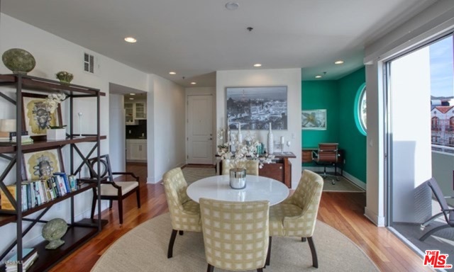 817 N Alfred St Unit: 404