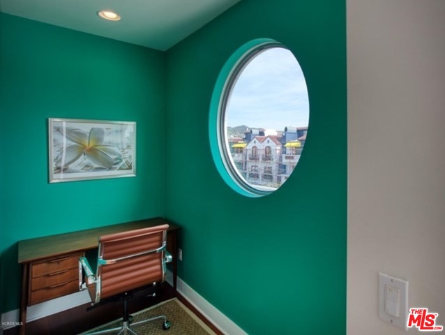 817 N Alfred St Unit: 404