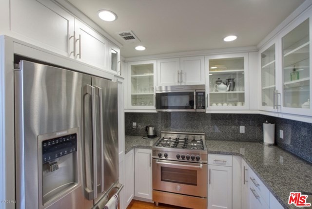 817 N Alfred St Unit: 404