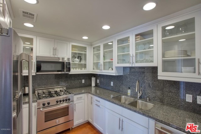 817 N Alfred St Unit: 404