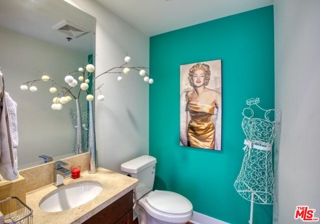 817 N Alfred St Unit: 404