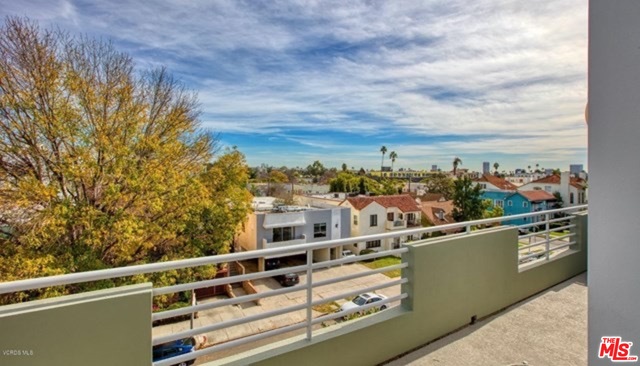 817 N Alfred St Unit: 404