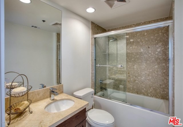 817 N Alfred St Unit: 404