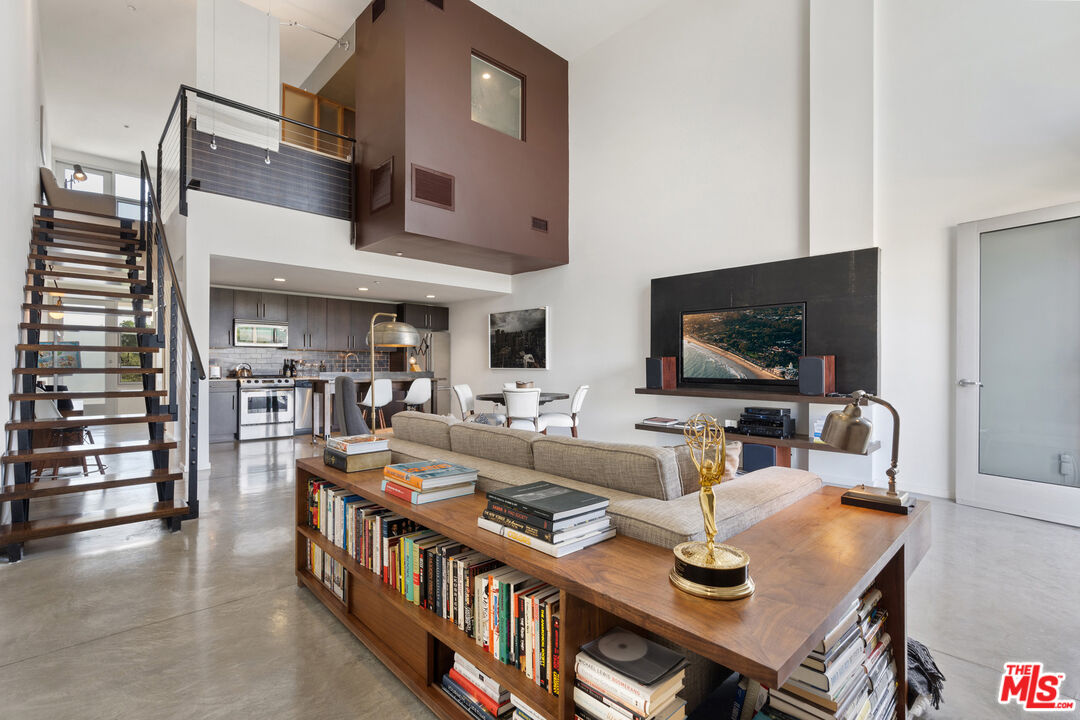 4111 W Sunset Blvd Unit: 546