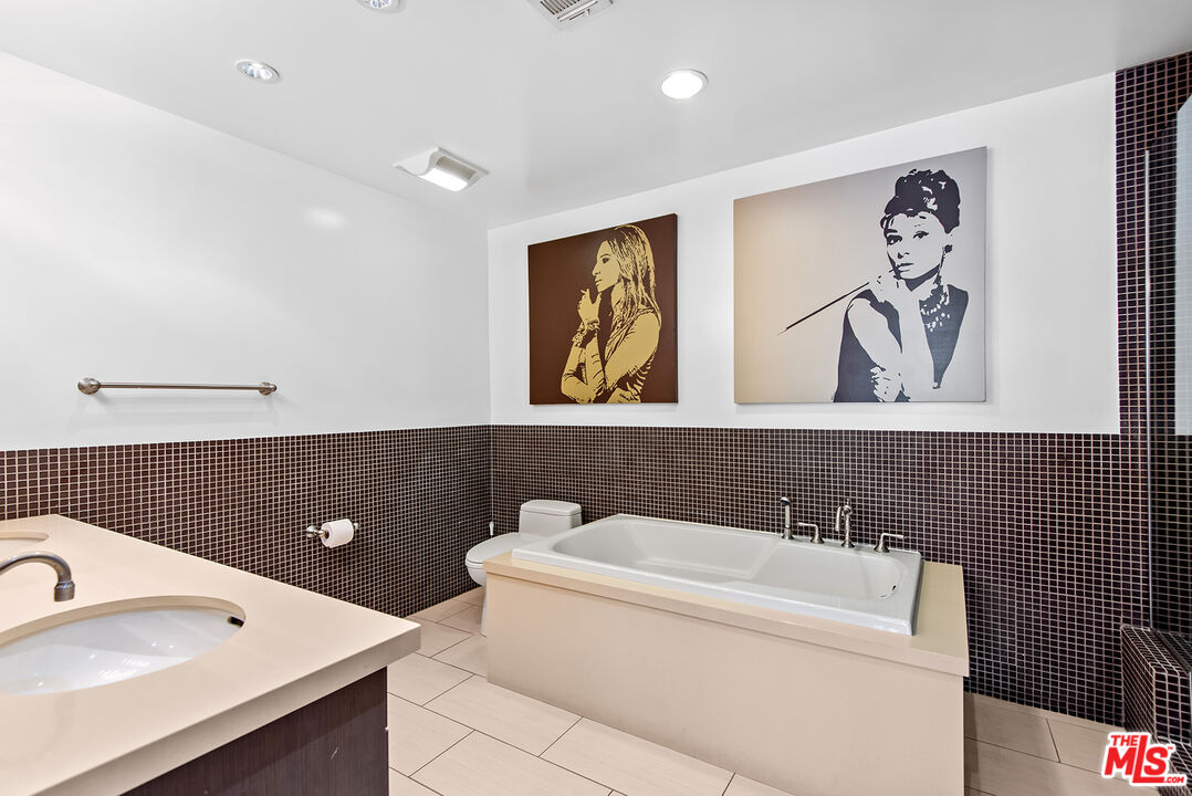 718 N Croft Ave Unit: 103