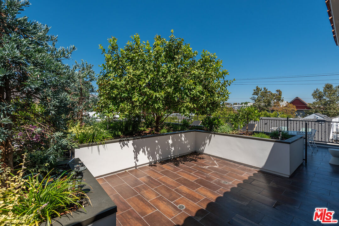 718 N Croft Ave Unit: 103