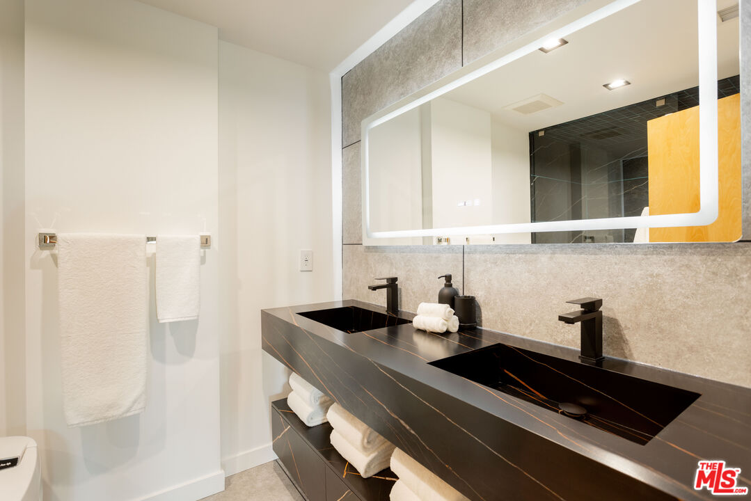 547 N Sweetzer Ave Unit: 203