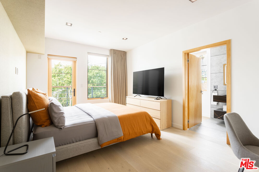 547 N Sweetzer Ave Unit: 203