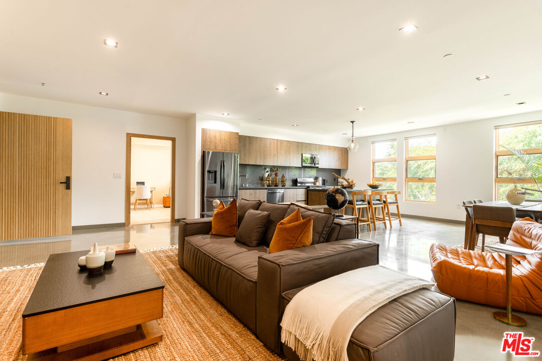 547 N Sweetzer Ave Unit: 203