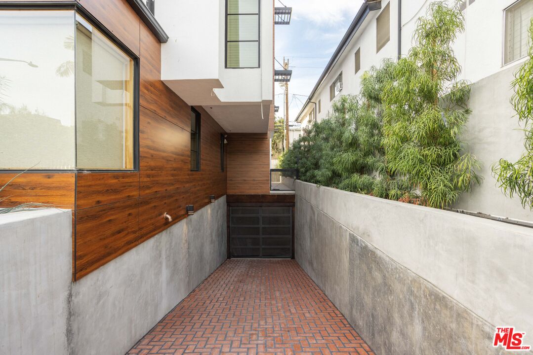 547 N Sweetzer Ave Unit: 203