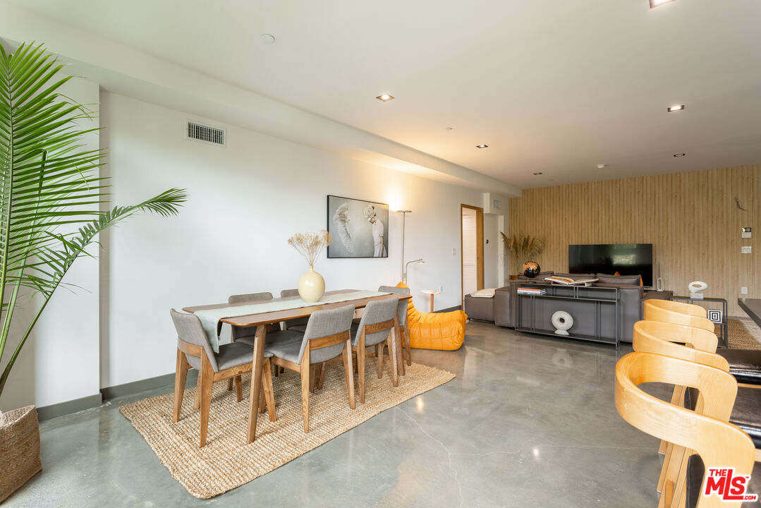 547 N Sweetzer Ave Unit: 203