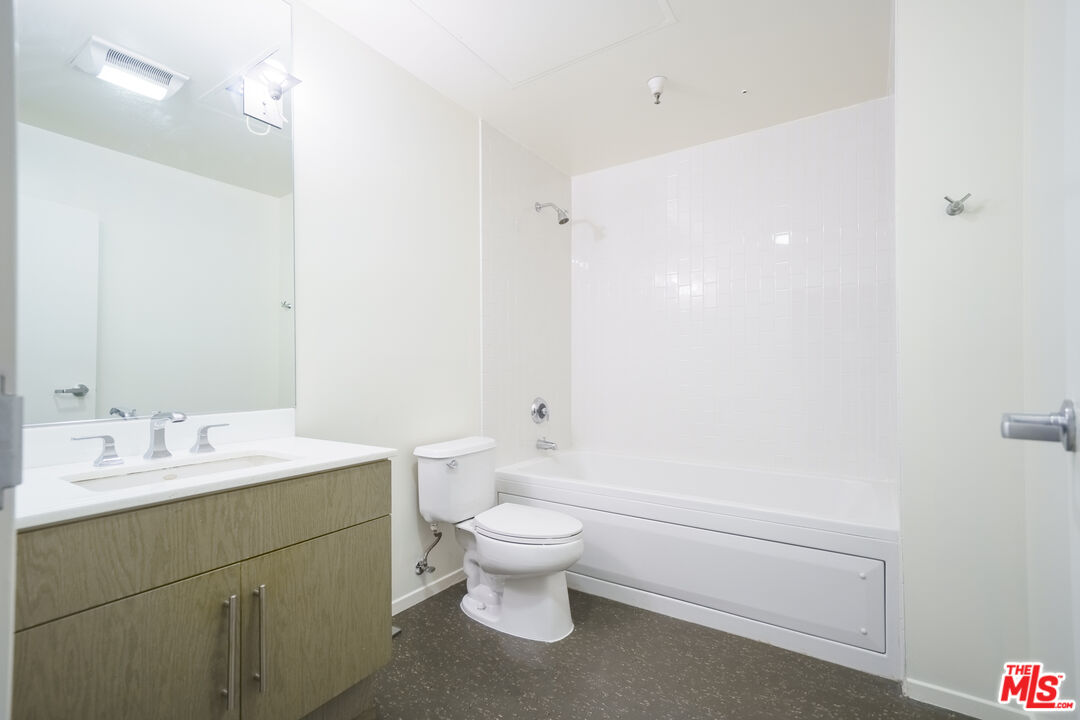 500 Molino St Unit: 206