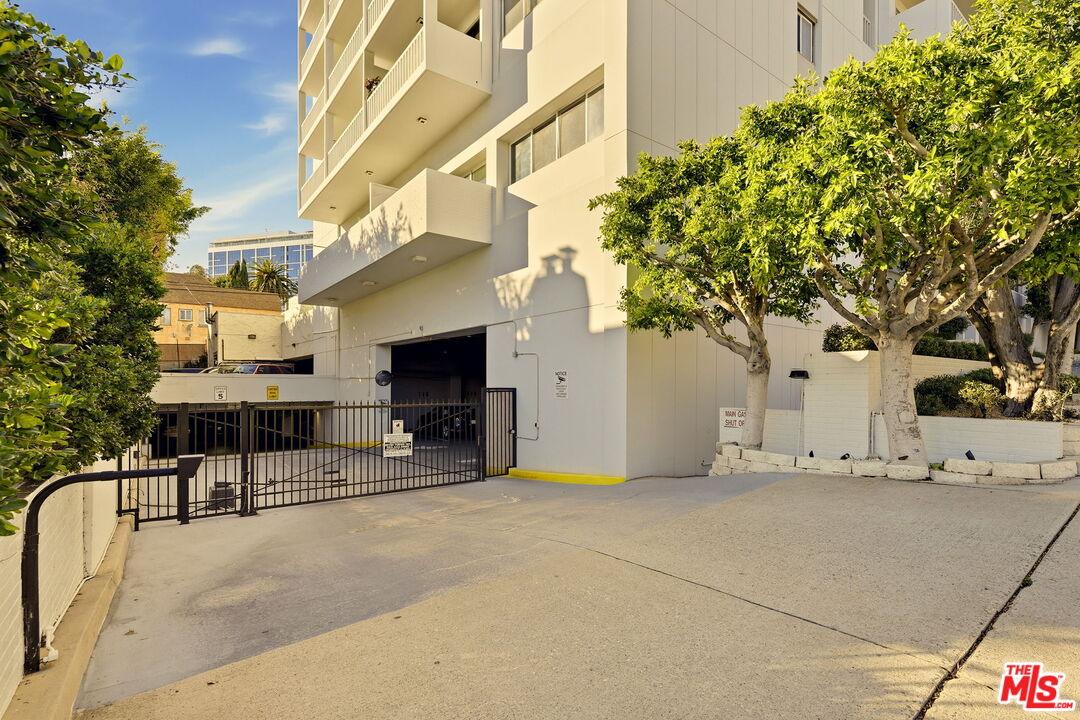 999 N Doheny Dr Unit: 104