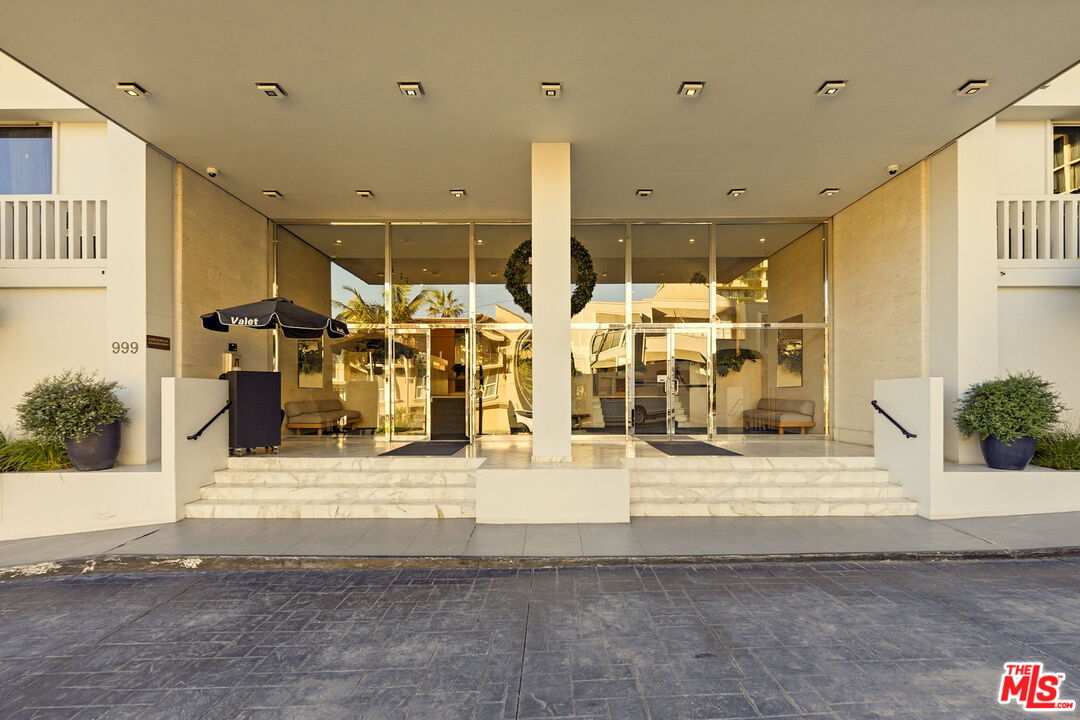 999 N Doheny Dr Unit: 104