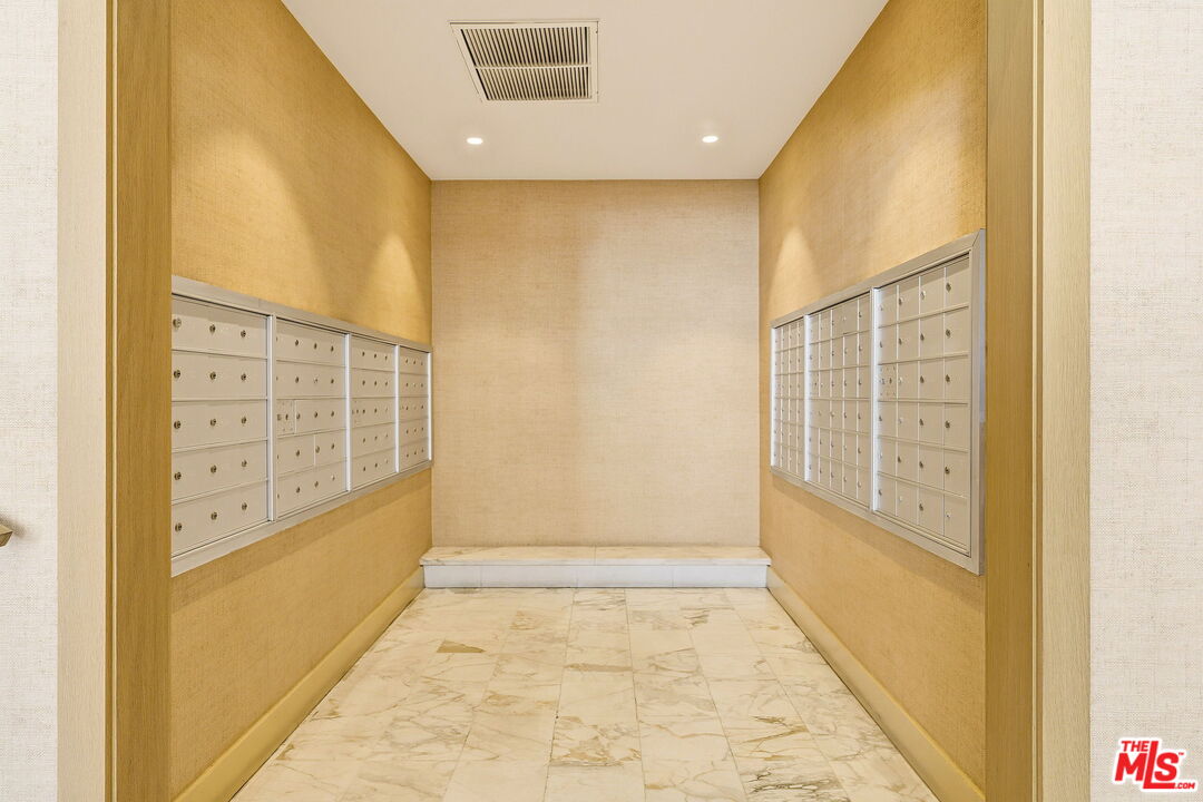 999 N Doheny Dr Unit: 104