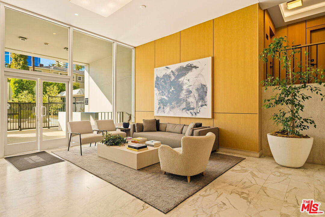 999 N Doheny Dr Unit: 104