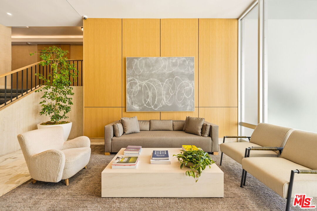 999 N Doheny Dr Unit: 104