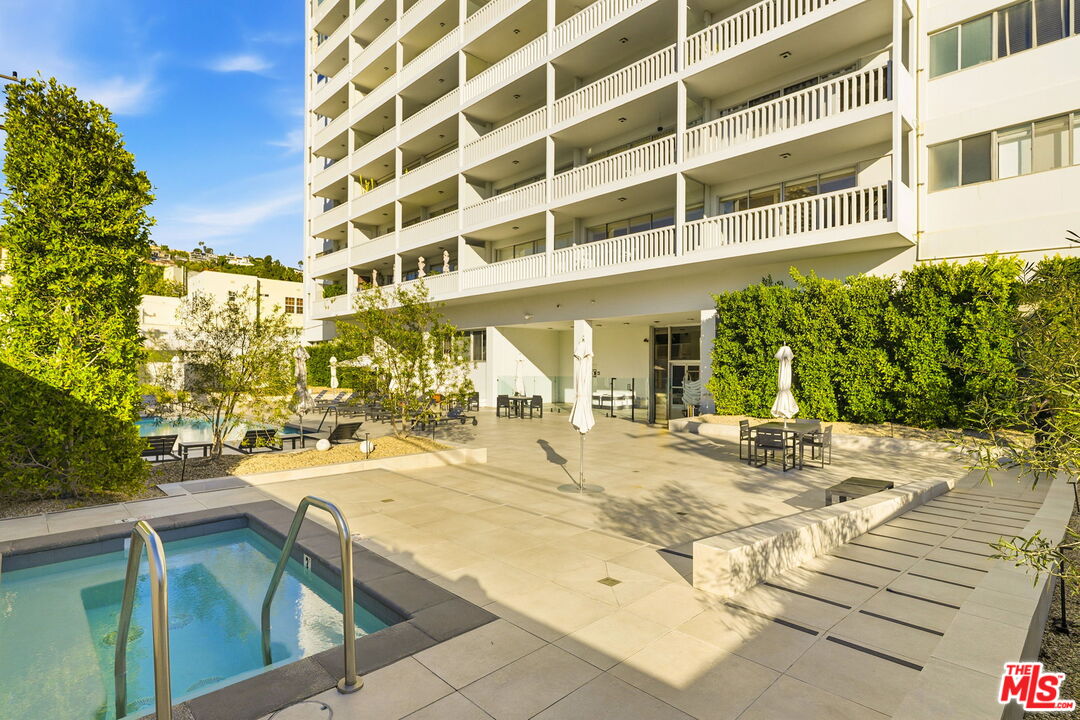 999 N Doheny Dr Unit: 104