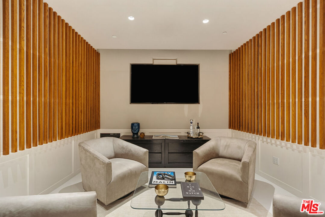 500 Molino St Unit: 101