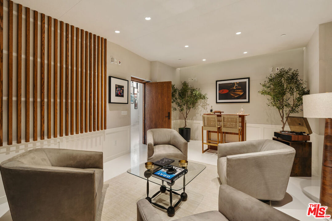 500 Molino St Unit: 101