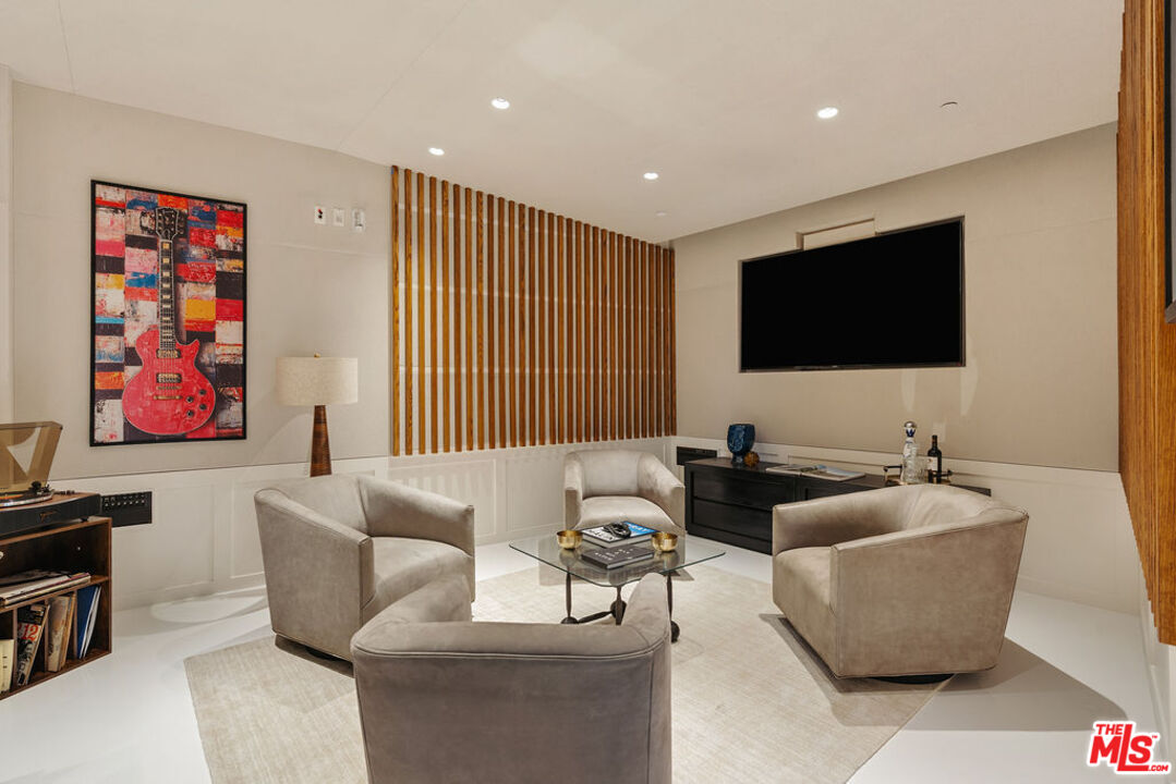 500 Molino St Unit: 101