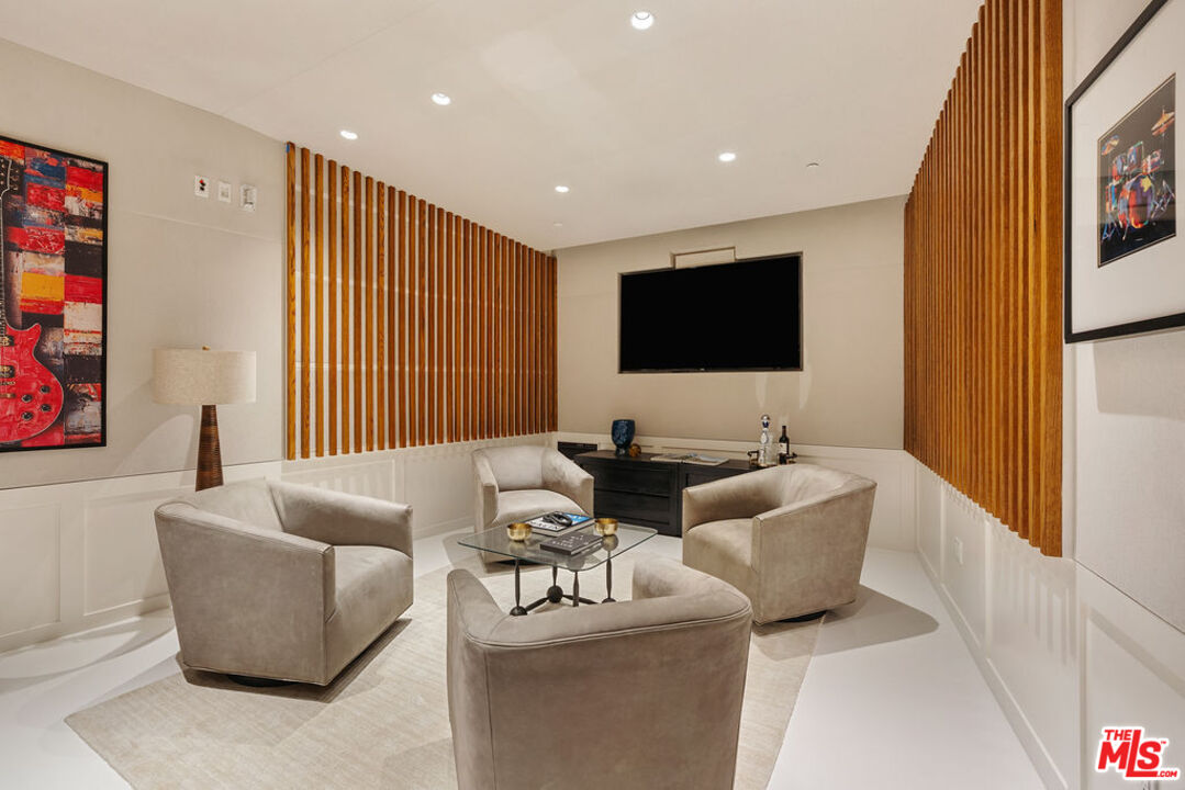 500 Molino St Unit: 101