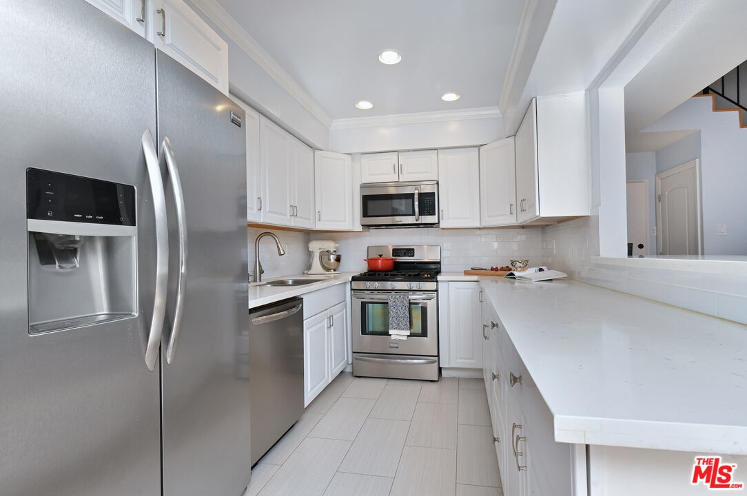 4425 Whitsett Ave Unit: 218