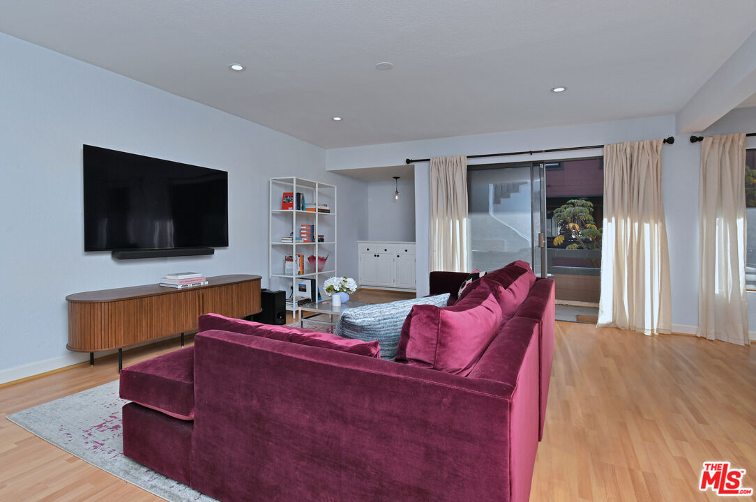 4425 Whitsett Ave Unit: 218