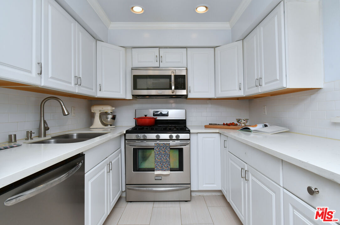 4425 Whitsett Ave Unit: 218