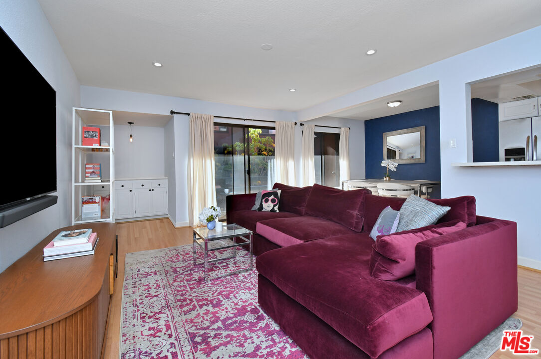 4425 Whitsett Ave Unit: 218