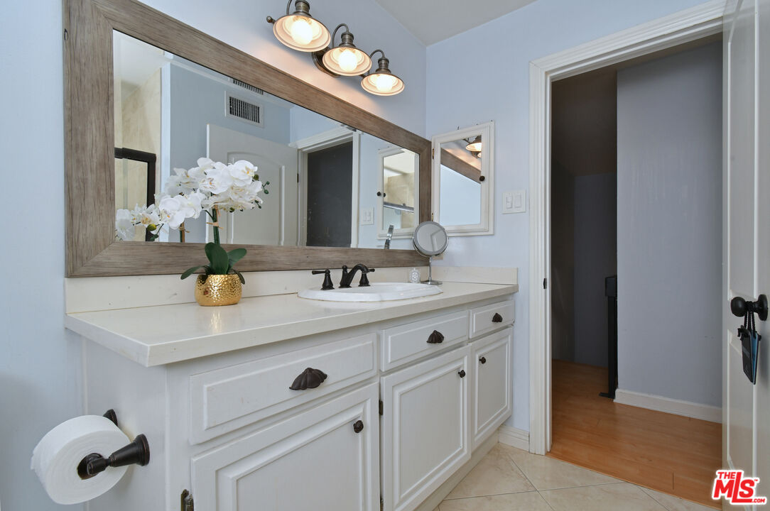 4425 Whitsett Ave Unit: 218