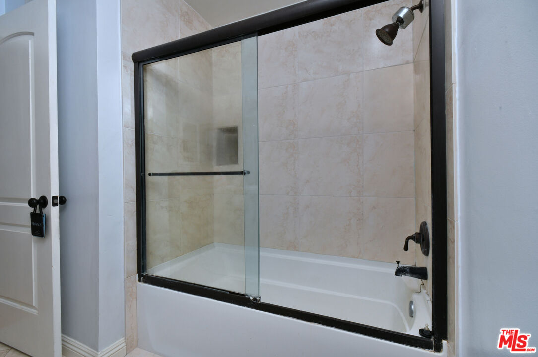 4425 Whitsett Ave Unit: 218