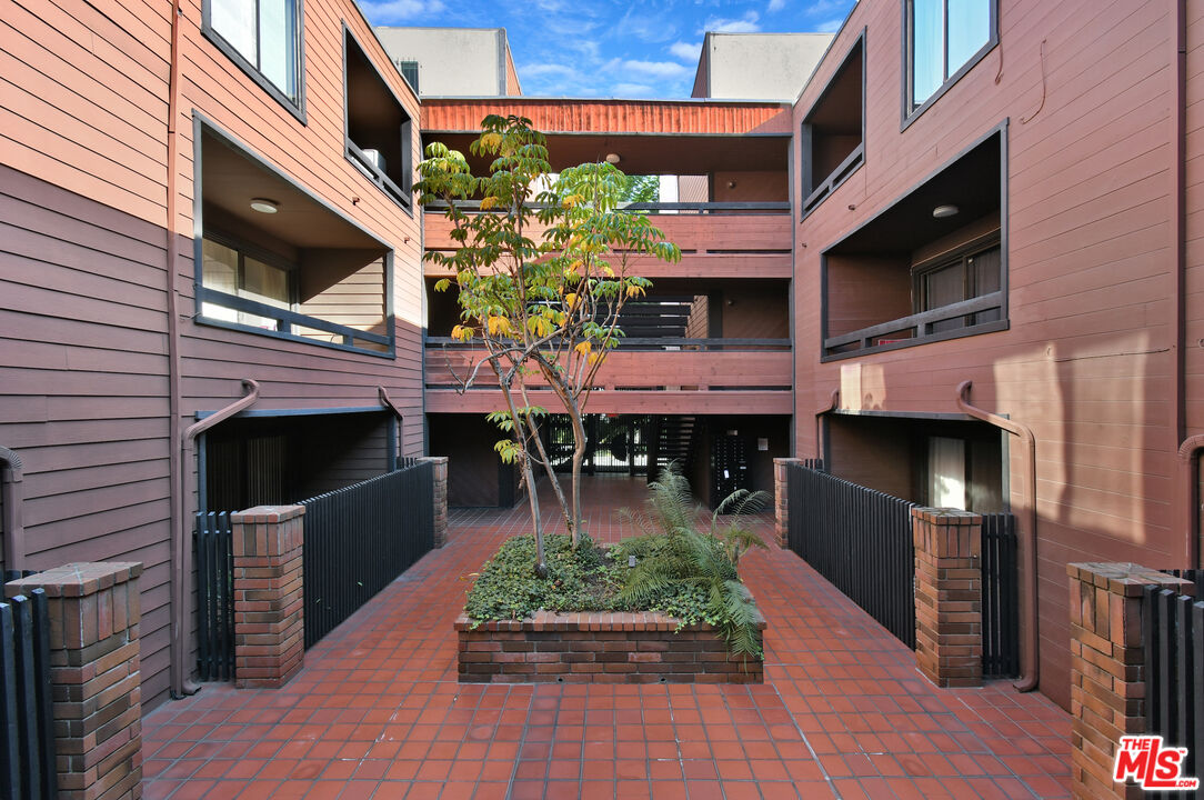 4425 Whitsett Ave Unit: 218