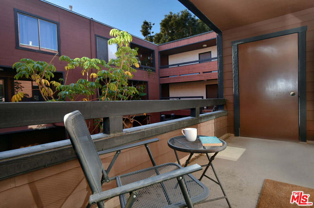 4425 Whitsett Ave Unit: 218