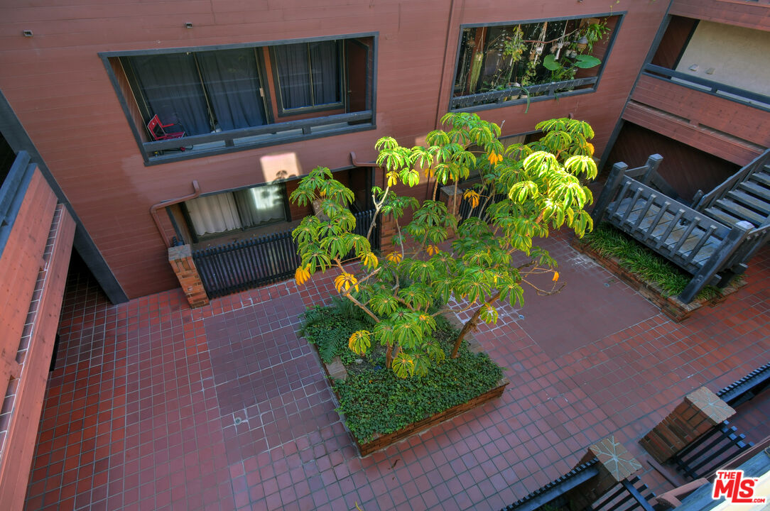 4425 Whitsett Ave Unit: 218