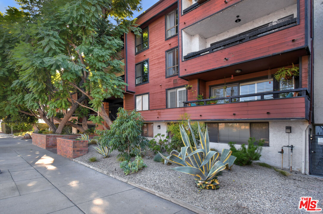 4425 Whitsett Ave Unit: 218