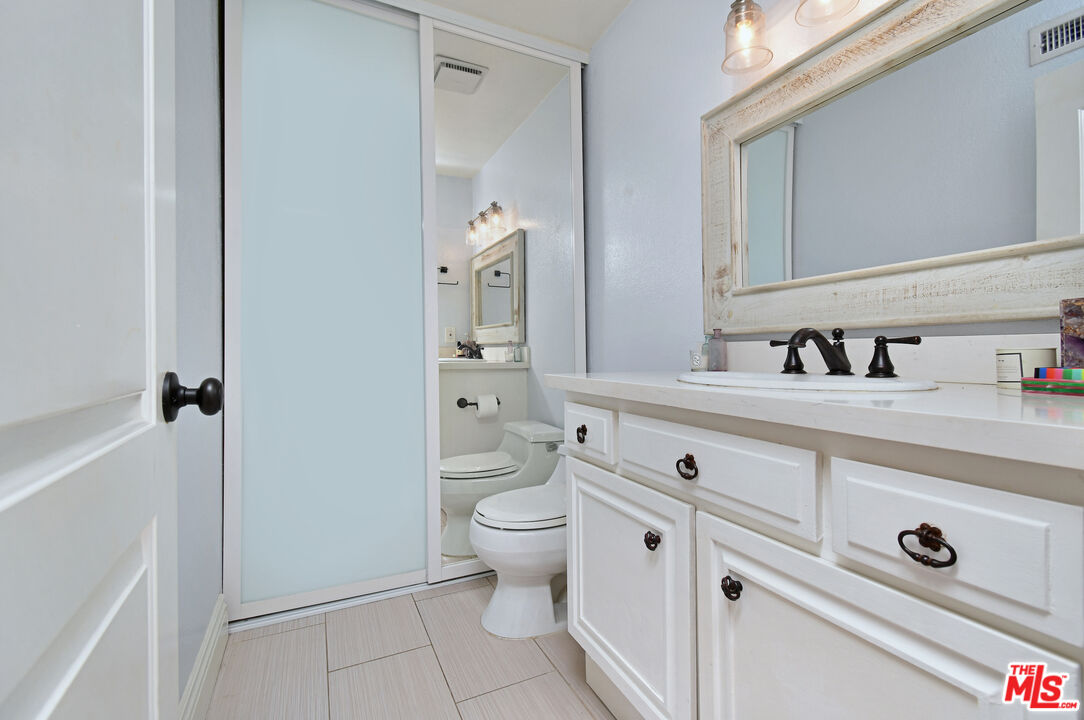 4425 Whitsett Ave Unit: 218