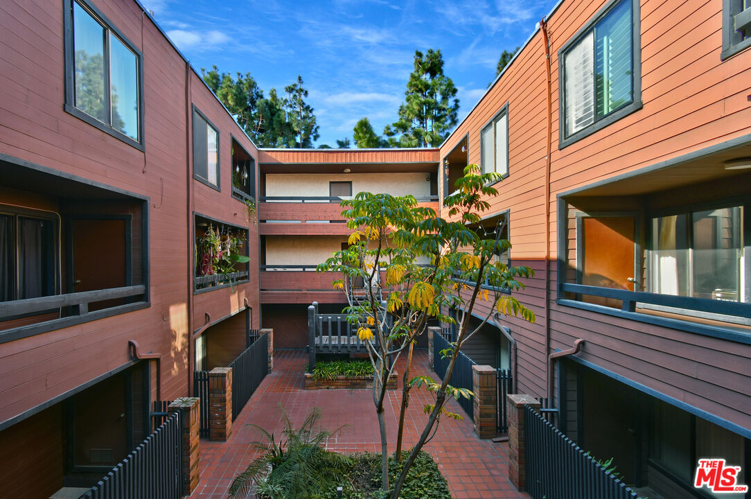 4425 Whitsett Ave Unit: 218