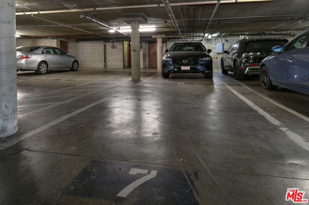 4425 Whitsett Ave Unit: 218