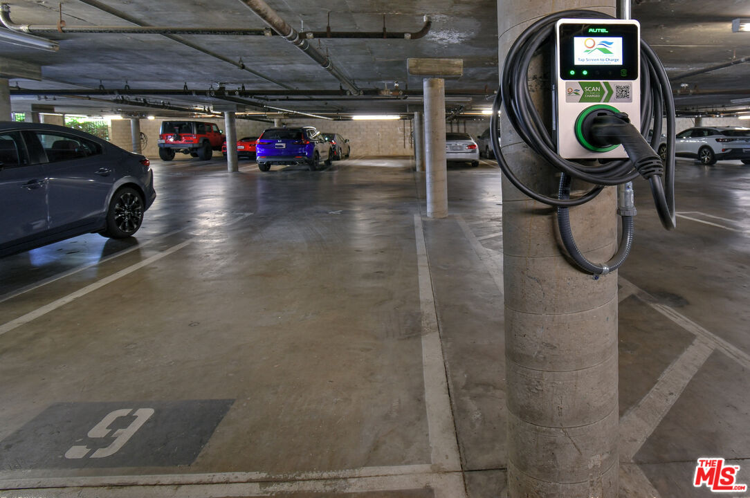 4425 Whitsett Ave Unit: 218