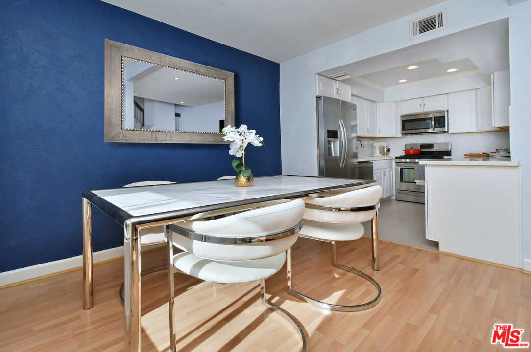 4425 Whitsett Ave Unit: 218