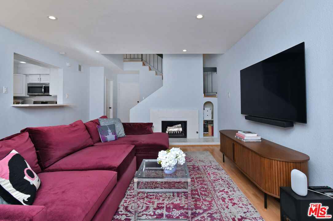 4425 Whitsett Ave Unit: 218