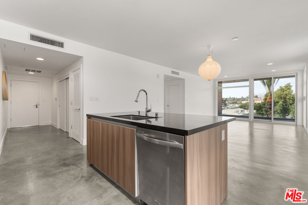 482 S Arroyo Pkwy Unit: 306